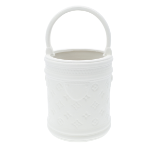 Biała gipsowa osłonka o wymiarach 28x15 cm z delikatnym wytłoczeniem i praktycznym uchwytem. Uniwersalna dekoracja pasująca do stylu skandynawskiego.