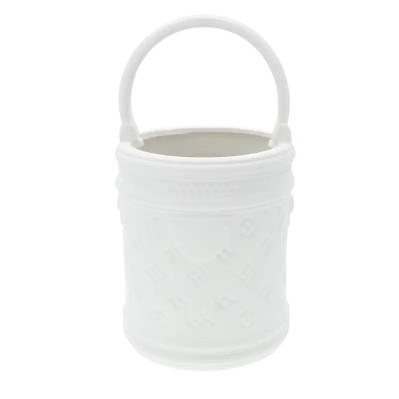 Biała gipsowa osłonka o wymiarach 28x15 cm z delikatnym wytłoczeniem i praktycznym uchwytem. Uniwersalna dekoracja pasująca do stylu skandynawskiego.