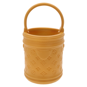Karmelowa gipsowa osłonka 28x15 cm z praktycznym uchwytem. Ozdobna osłonka na kwiaty z tłoczoną fakturą w kolorze ciepłego karmelu.