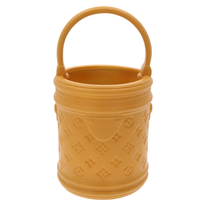 karmelowa osłonka gipsowa, elegancka dekoracja, ciepły kolor, osłonka na kwiaty, stroiki świąteczne, kosz prezentowy, rustykalny styl, boho dekoracje, wiosenna ozdoba, gipsowa osłonka na rośliny