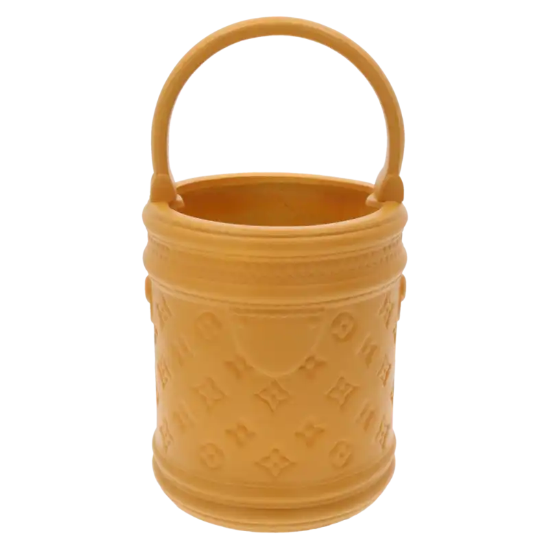 Karmelowa gipsowa osłonka 28x15 cm z praktycznym uchwytem. Ozdobna osłonka na kwiaty z tłoczoną fakturą w kolorze ciepłego karmelu.