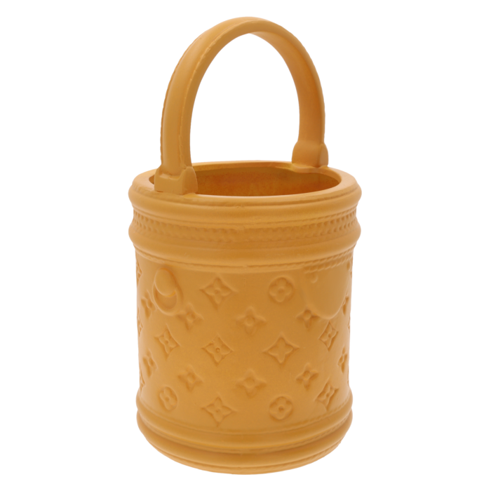 karmelowa osłonka gipsowa, elegancka dekoracja, ciepły kolor, osłonka na kwiaty, stroiki świąteczne, kosz prezentowy, rustykalny styl, boho dekoracje, wiosenna ozdoba, gipsowa osłonka na rośliny