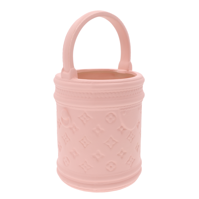 różowa osłonka gipsowa, delikatna dekoracja, wiosenne aranżacje, osłonka na kwiaty, stroiki wielkanocne, kosz prezentowy, romantyczny styl, elegancki akcent, glamour dekoracje, gipsowa osłonka na rośliny