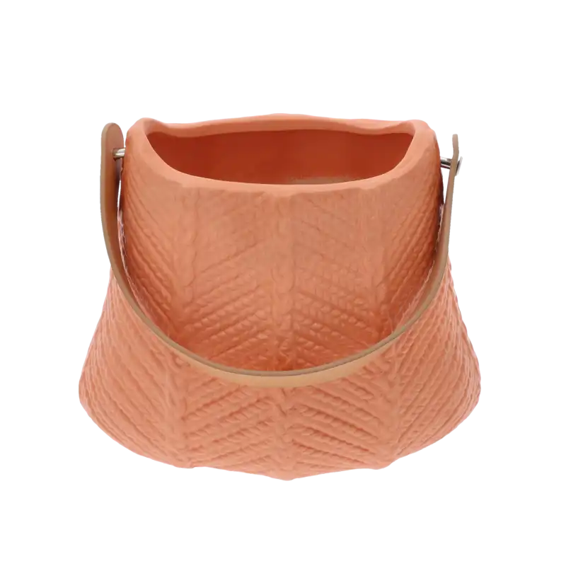 Detale pomarańczowej osłonki ceramicznej o wysokości 16 cm. Widoczny kształt torebki z ozdobnymi tłoczeniami na ściankach oraz skórzany uchwyt.