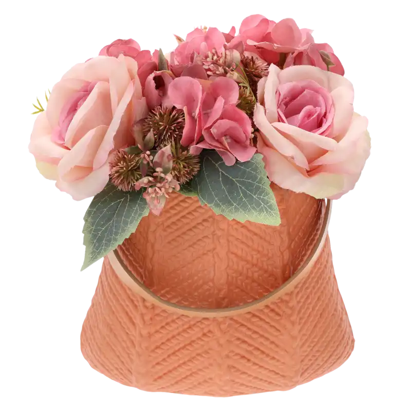 Pomarańczowa gipsowa torebka z kompozycją sztucznych kwiatów wewnątrz. Praktyczna dekoracja ceramiczna o wysokości 16 cm z uchwytem z ekoskóry.