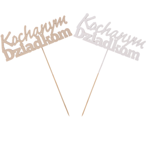 Porównanie dwóch wariantów topperów Kochanym Dziadkom na patyczkach. Drewniane napisy na piku w naturalnym i jasnym wykończeniu.