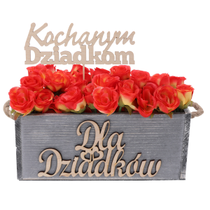 Topper Kochanym Dziadkom umieszczony w drewnianej skrzynce z czerwonymi kwiatami. Pomysł na dekorację prezentu dla dziadków.