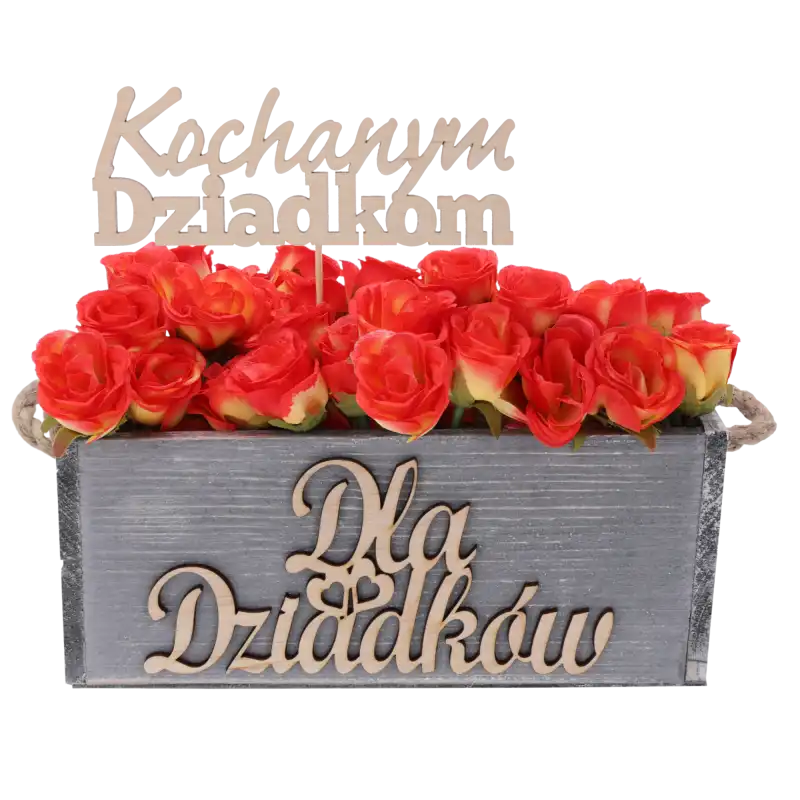 Topper Kochanym Dziadkom umieszczony w drewnianej skrzynce z czerwonymi kwiatami. Pomysł na dekorację prezentu dla dziadków.
