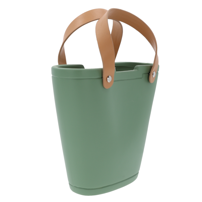 Zielona gipsowa torebka na kwiaty ze skórzanymi uchwytami. Ceramiczna osłonka o nowoczesnym kształcie, idealna jako element dekoracji wnętrz na każdą okazję.