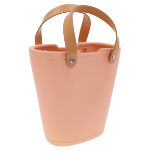 Beżowa gipsowa torebka na kwiaty z uchwytami ze skóry. Nowoczesna ceramiczna osłonka o gładkiej powierzchni i eleganckim designie.