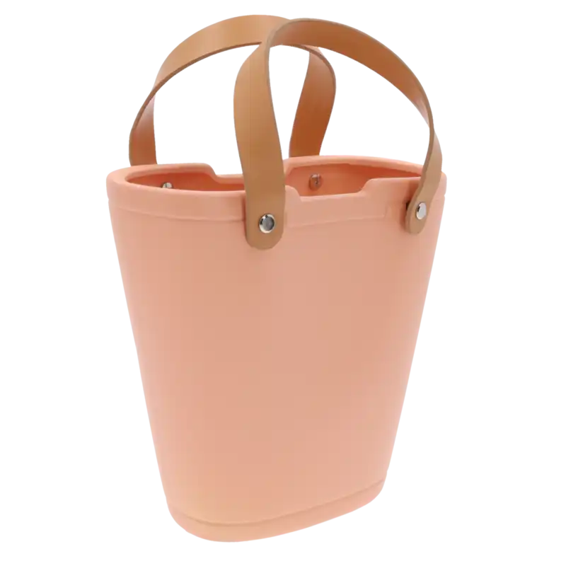 Beżowa gipsowa torebka na kwiaty z uchwytami ze skóry. Nowoczesna ceramiczna osłonka o gładkiej powierzchni i eleganckim designie.