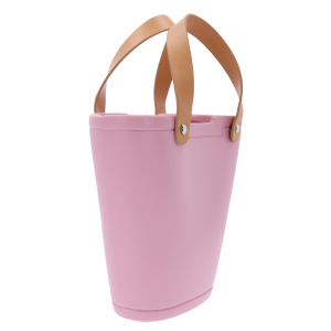 Różowa gipsowa torebka na kwiaty ze skórzanymi uchwytami. Nowoczesna ceramiczna osłonka idealna na rośliny doniczkowe lub wiosenne stroiki.