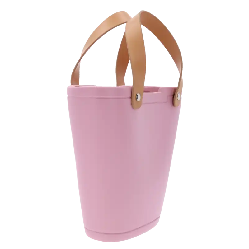 Różowa gipsowa torebka na kwiaty ze skórzanymi uchwytami. Nowoczesna ceramiczna osłonka idealna na rośliny doniczkowe lub wiosenne stroiki.