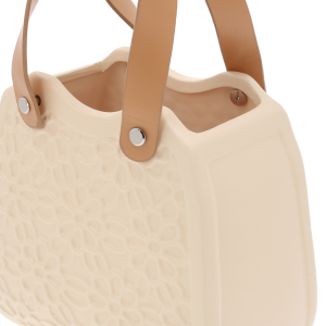 Detal mocowania uchwytów z ekoskóry do ceramicznej obudowy osłonki. Srebrne nity łączą skórzane elementy z korpusem, podkreślając nowoczesny design tej dekoracji wnętrz.