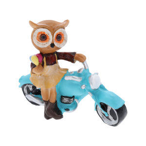 Figurka sowa na motocyklu w skórzanej kurtce i okularach. Dekoracyjna ozdoba z tworzywa o unikalnym designie na prezent.