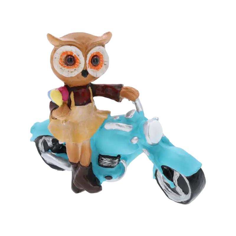 Figurka sowa na motocyklu w skórzanej kurtce i okularach. Dekoracyjna ozdoba z tworzywa o unikalnym designie na prezent.