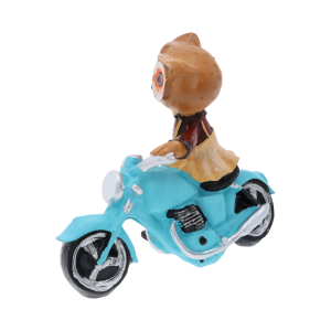 Widok z boku na figurkę sowy siedzącej na niebieskim motocyklu, ukazujący detale wykonania i stylizowany ubiór postaci.