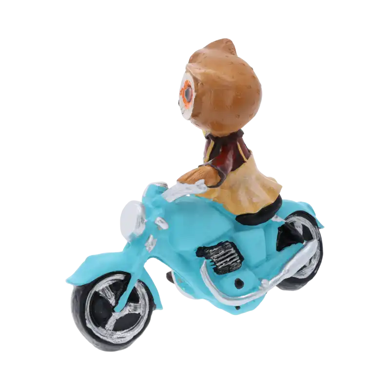Widok z boku na figurkę sowy siedzącej na niebieskim motocyklu, ukazujący detale wykonania i stylizowany ubiór postaci.