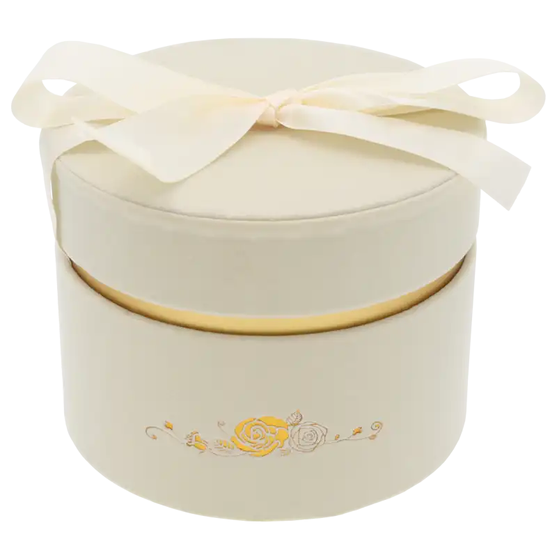 Kremowy flower box welurowy o średnicy 17 cm ze złotym nadrukiem i elegancką wstążką. Idealny do prezentacji kwiatowych kompozycji.