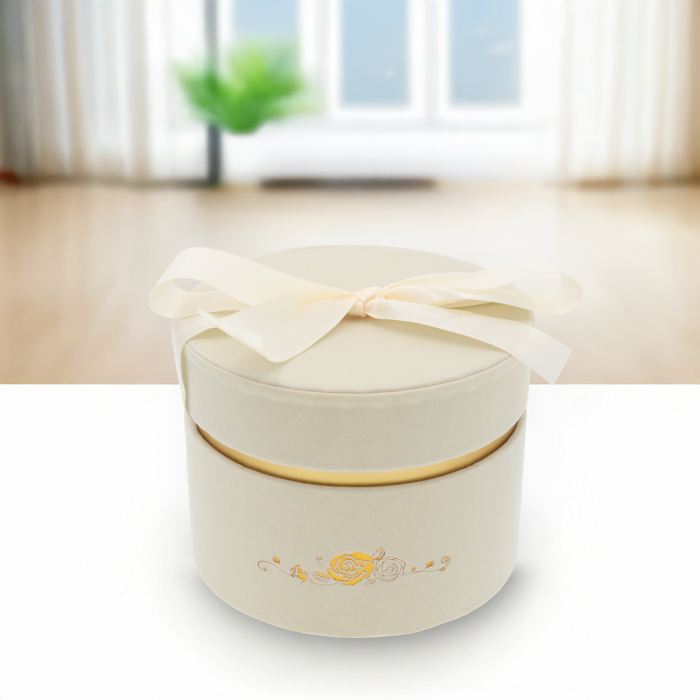 kremowy flower box, pudełko na kwiaty, eleganckie opakowanie florystyczne, prezent na Walentynki, ozdobne pudełko na kwiaty, pudełko na Dzień Kobiet, dekoracyjne opakowanie na kwiaty, prezent ślubny