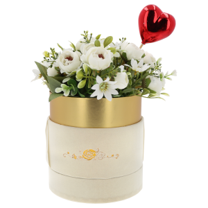 Kremowy flower box wypełniony bukietem białych kwiatów z ozdobnym czerwonym sercem na patyczku.