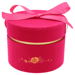 Różowy flower box o średnicy 17 cm. Welurowe pudełko posiada elegancki złoty nadruk, pasującą wstążkę oraz pokrywkę, tworząc luksusową oprawę dla każdej kompozycji kwiatowej.