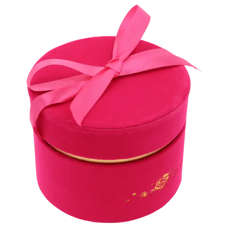 Kątowe ujęcie różowego flower boxa z widoczną satynową wstążką zawiązaną na pokrywce. Welurowa faktura pudełka podkreśla jego elegancki charakter.