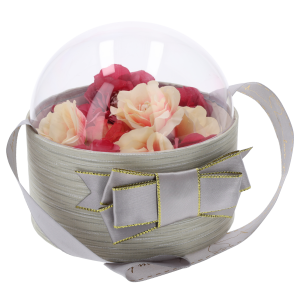 Flower box szara kula 13 cm wypełniony kwiatami, przykryty przezroczystą pokrywką z kokardą.