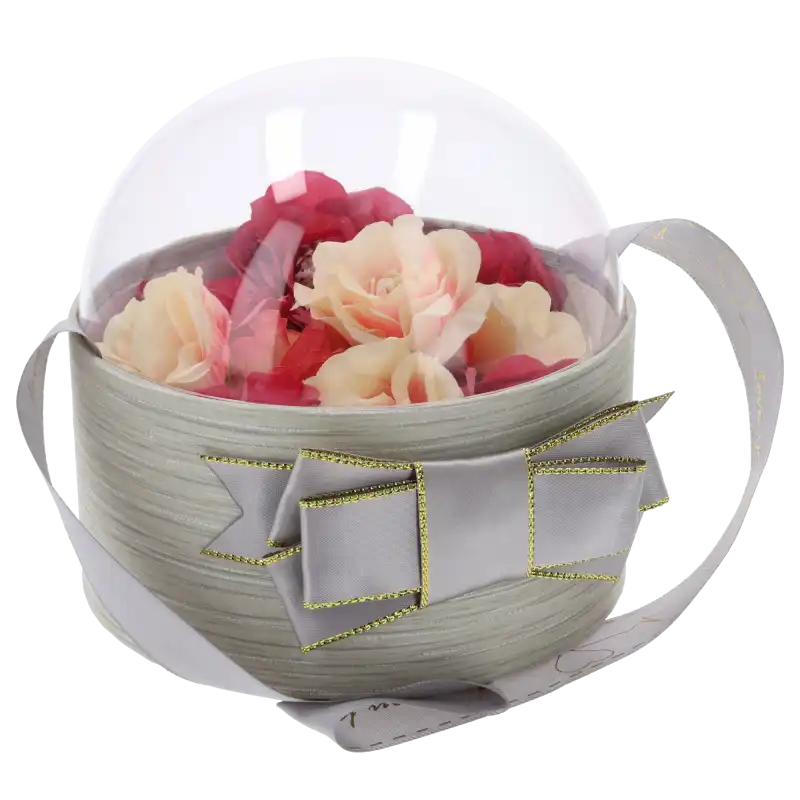 Flower box szara kula 13 cm wypełniony kwiatami, przykryty przezroczystą pokrywką z kokardą.