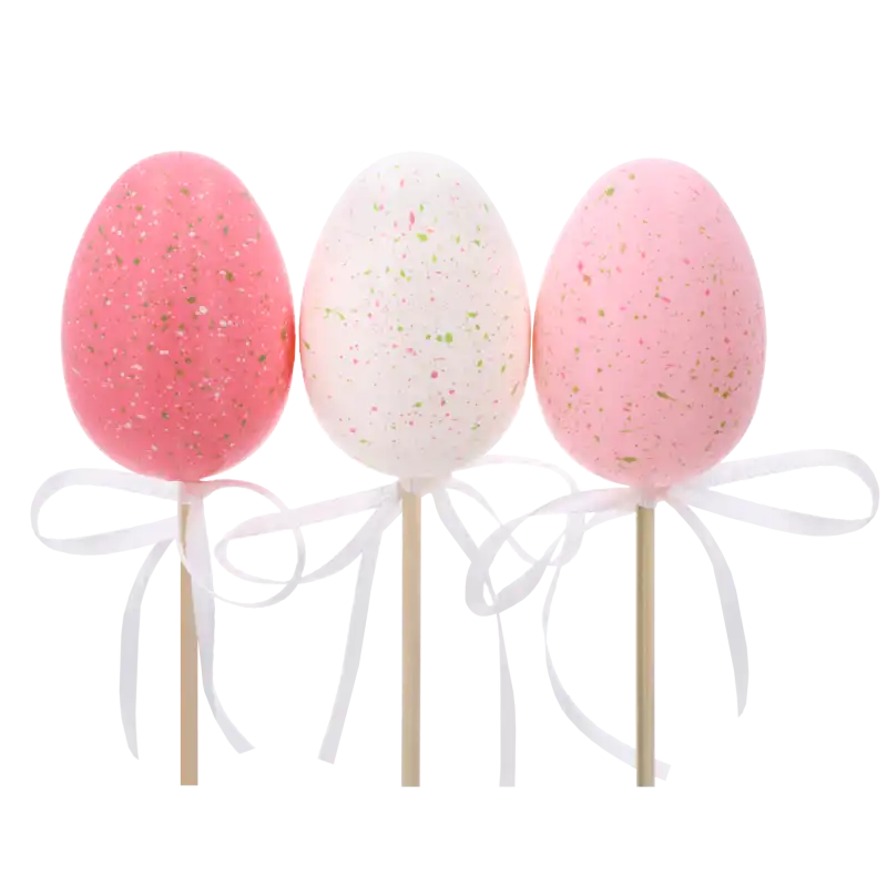 Trzy pisanki na piku o wysokości 6 cm w różowo-białych kolorach, ozdobione białą kokardką, idealne pisanki i jaja do wiosennych stroików.