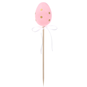 Różowa pisanka na piku z kropkami i białą kokardą. Pastelowa dekoracja wielkanocna na drewnianym patyczku, idealna do wiosennych stroików kwiatowych.