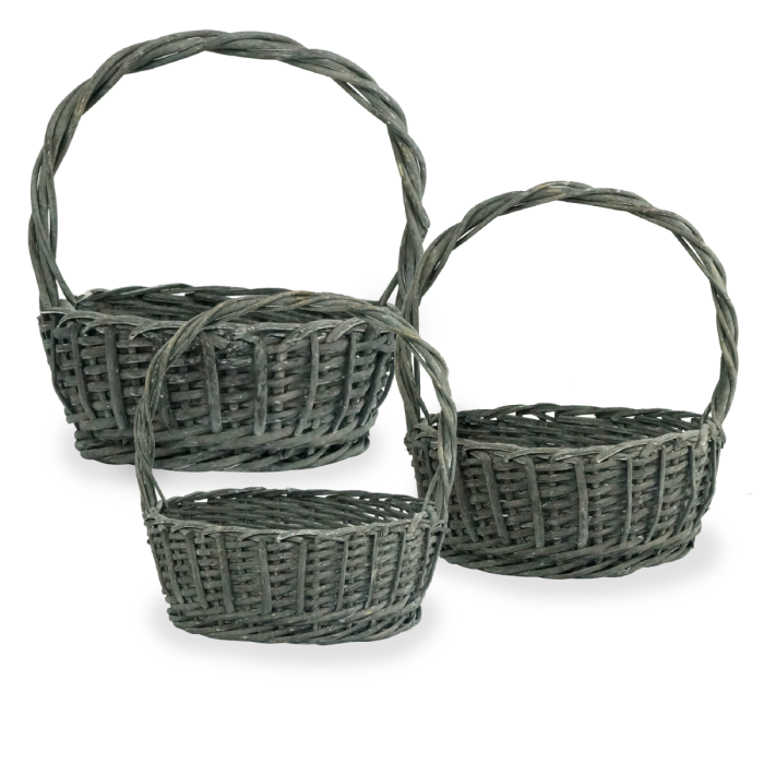 Komplet trzech okrągłych szarych koszy wiklinowych na kwiaty wielkanocne. Zestaw zawiera kosze o wysokościach 41 cm, 36 cm oraz 30 cm, wykonane z ekologicznej wikliny w naturalnym odcieniu szarości.