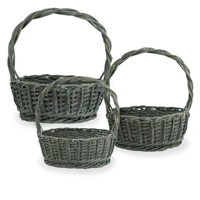 Komplet trzech okrągłych szarych koszy wiklinowych na kwiaty wielkanocne. Zestaw zawiera kosze o wysokościach 41 cm, 36 cm oraz 30 cm, wykonane z ekologicznej wikliny w naturalnym odcieniu szarości.