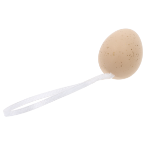 Zbliżenie na pojedynczą zawieszkę w kształcie jajka o wielkości 4 cm. Delikatne złote nakrapianie na beżowej powierzchni oraz biała tasiemka o długości 6 cm widoczne w dużym przybliżeniu na jasnym tle.
