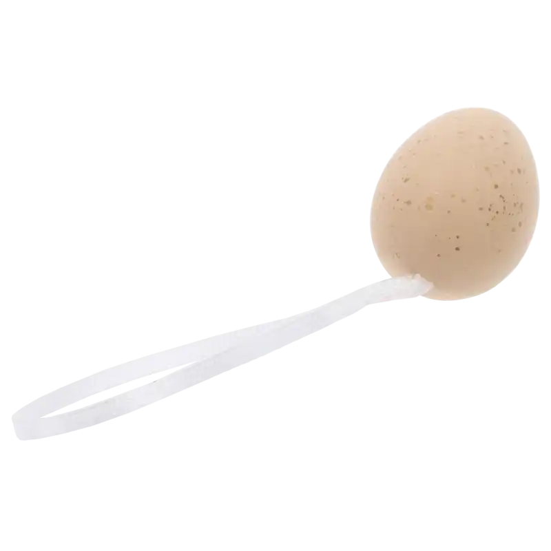 Zbliżenie na pojedynczą zawieszkę w kształcie jajka o wielkości 4 cm. Delikatne złote nakrapianie na beżowej powierzchni oraz biała tasiemka o długości 6 cm widoczne w dużym przybliżeniu na jasnym tle.