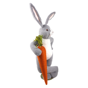 Profilowe ujęcie zająca wielkanocnego 80 cm w odcieniach szarości, trzymającego dużą marchewkę z zielonymi liśćmi.