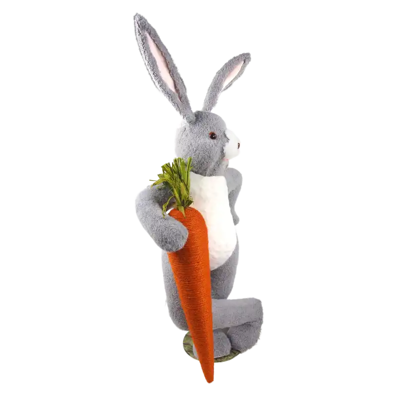 Profilowe ujęcie zająca wielkanocnego 80 cm w odcieniach szarości, trzymającego dużą marchewkę z zielonymi liśćmi.