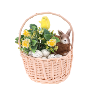 Wielkanocna aranżacja w koszu wiklinowym 22 cm. W środku znajduje się figurka zajączka, żółte kwiaty oraz ozdobne nakrapiane jajka.