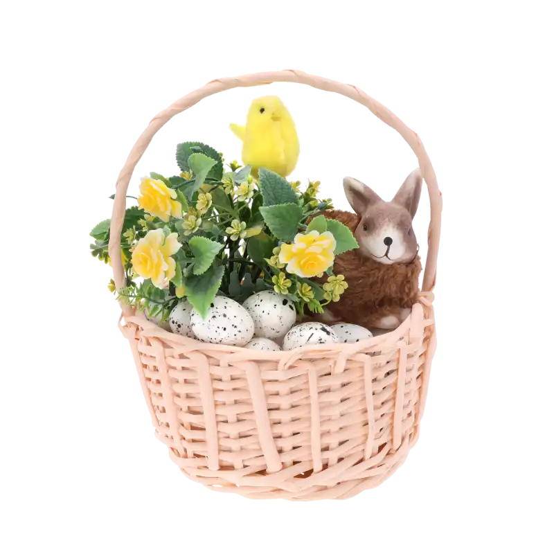 Wielkanocna aranżacja w koszu wiklinowym 22 cm. W środku znajduje się figurka zajączka, żółte kwiaty oraz ozdobne nakrapiane jajka.