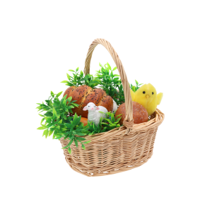 Naturalny kosz wiklinowy M wypełniony wielkanocnymi ozdobami, takimi jak figurka baranka, kurczaczek oraz zielone stroiki.