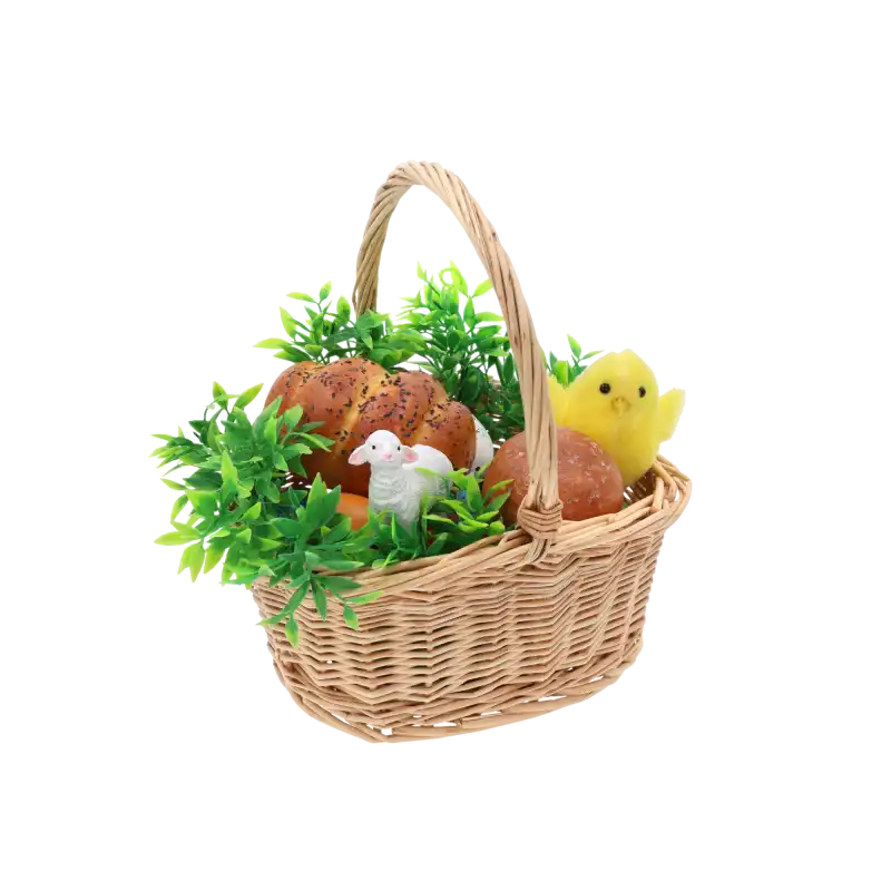 Naturalny kosz wiklinowy M wypełniony wielkanocnymi ozdobami, takimi jak figurka baranka, kurczaczek oraz zielone stroiki.