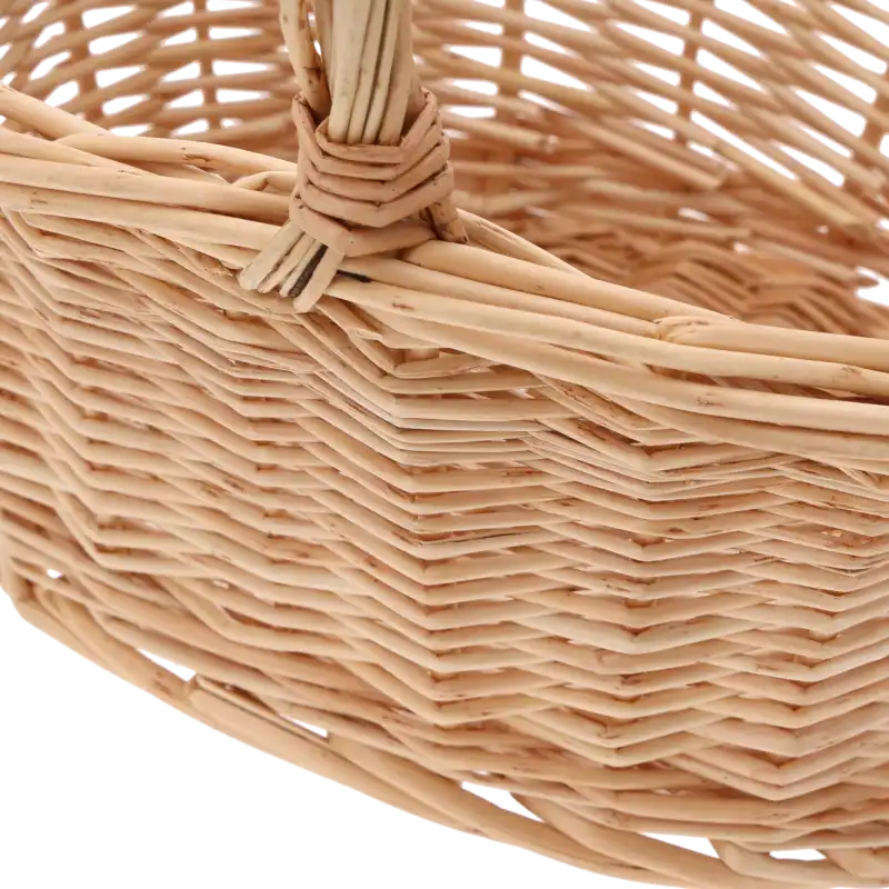 Zbliżenie na precyzyjny splot wikliny kosza M. Widoczne detale wykonania oraz sposób mocowania rączki do krawędzi koszyka.
