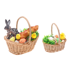 Koszyki na święconkę wypełnione wielkanocnymi ozdobami, takimi jak sztuczna trawa, pisanki, kurczaczki oraz figurka zająca. Zestaw dwóch sztuk w rozmiarach S i M.