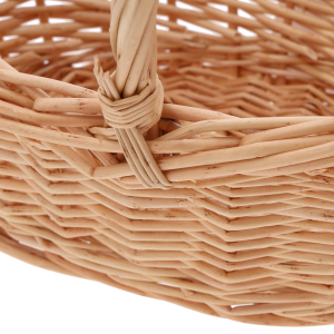 Zbliżenie na precyzyjny splot wiklinowy oraz miejsce mocowania rączki. Widoczna faktura naturalnego materiału w jasnym, słomkowym odcieniu.