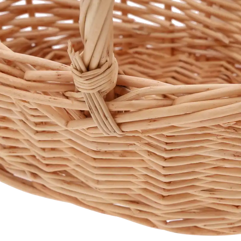 Widok na spód i konstrukcję kosza wiklinowego S o naturalnym odcieniu słomkowym.