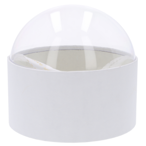 Zamknięty transparentny flower box w formie białej kuli o wysokości 13 cm, gotowy do umieszczenia w nim pamiątek.