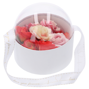 Transparentny flower box wypełniony kolorowymi różami, stanowiący elegancki pomysł na prezent na Komunię.