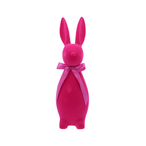Duży flokowany zając L 47 cm w intensywnym kolorze fuksji. Dekoracyjna figurka wielkanocna wykończona satynową kokardą na szyi, prezentowana w pełnej sylwetce na białym tle.