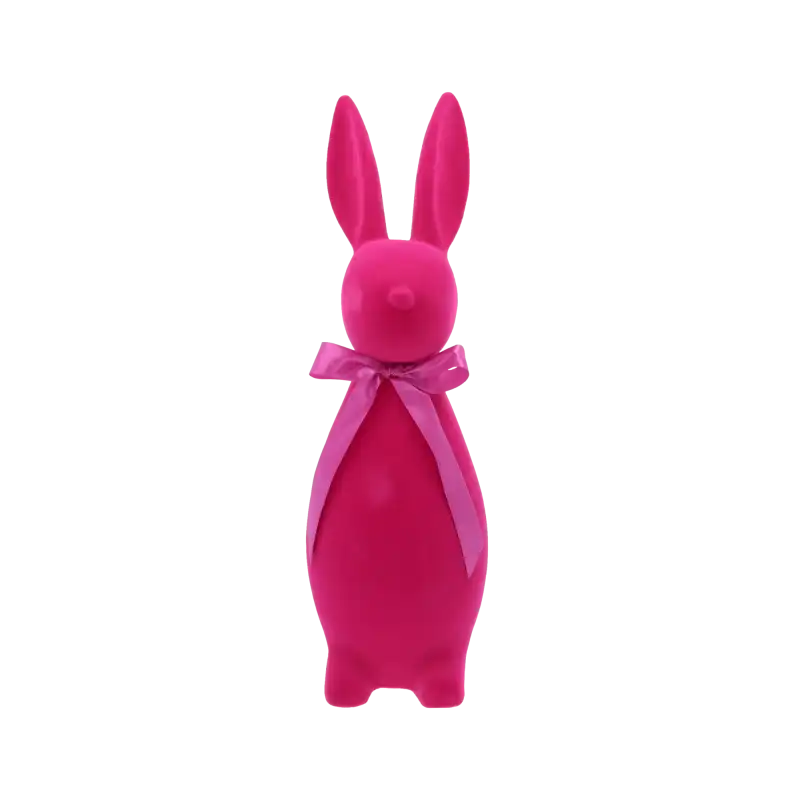 Duży flokowany zając L 47 cm w intensywnym kolorze fuksji. Dekoracyjna figurka wielkanocna wykończona satynową kokardą na szyi, prezentowana w pełnej sylwetce na białym tle.