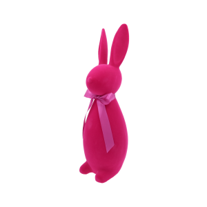 Zbliżenie na formę zająca flokowanego w kolorze fuksji. Widoczny profil figurki z podkreśloną satynową kokardą na szyi, idealny element wiosennej aranżacji.